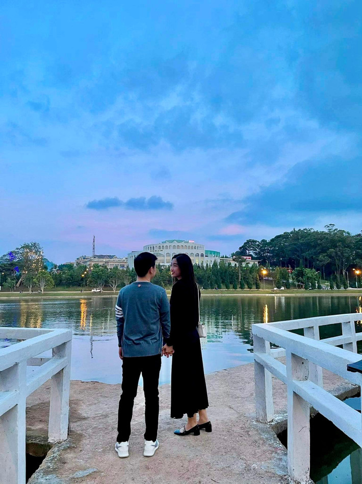 Nếu Mỹ Linh chọn những chiếc váy nhẹ nhàng, nữ tính thì Đỗ Vinh Quang cũng diện các bộ đồ mang tông màu tương đồng.