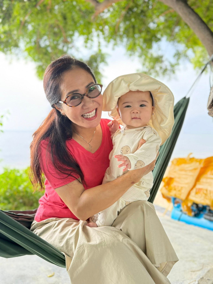NSƯT Nguyệt Hằng chụp ảnh đáng yêu với cháu. Ảnh: FB Nguyệt Hằng Cao