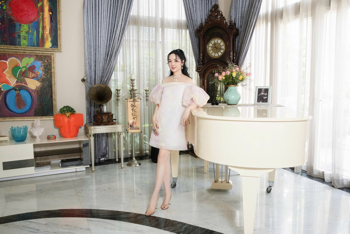 Vốn là người yêu cái đẹp, Giáng My dành nhiều công sức chăm chút cho từng không gian tại biệt thự. Cô ưa chuộng nội thất sang trọng theo phong cách châu Âu, bày trí nhiều đồ cổ đắt tiền.