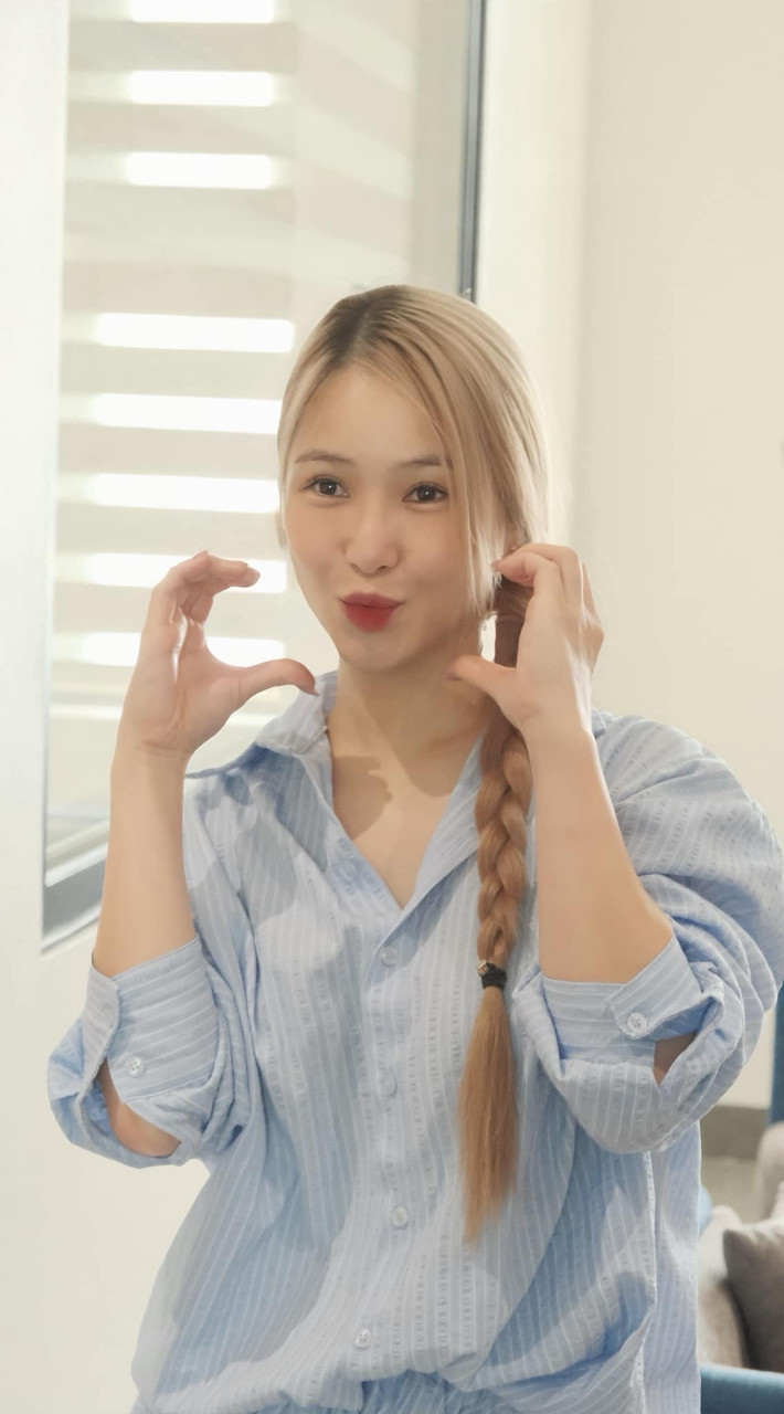 Lối trang điểm nhẹ nhàng, hiện đại cùng mái tóc dài dịu dàng càng làm nổi bật vẻ đẹp sắc sảo, đằm thắm của nữ ca sĩ tuổi 29. Ảnh: FB Hương Tràm Phạm