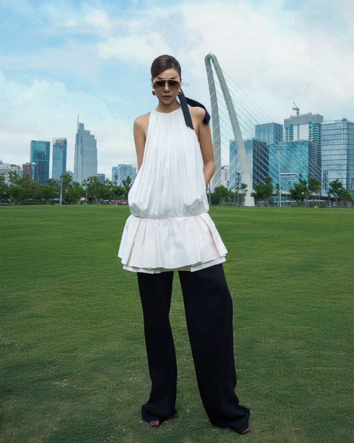 Siêu mẫu Thanh Hằng hướng dẫn tạo dáng, chụp ảnh ngoài trời cho thí sinh Vietnam's Next Top Model. Ảnh: FB Thanh Hằng