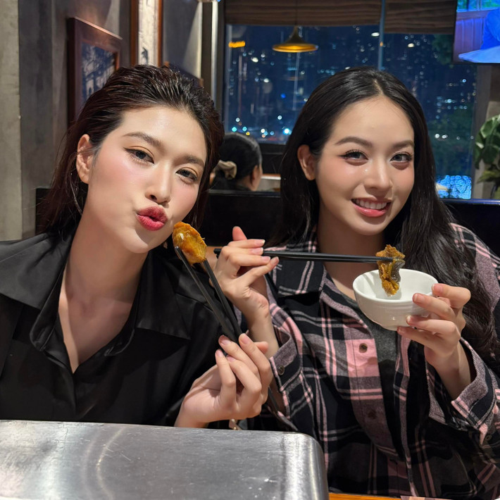 Hoa hậu Thiên Ân và hoa hậu Thanh Thuỷ cùng nhau đi ăn. Ảnh: FB Đoàn Thiên Ân