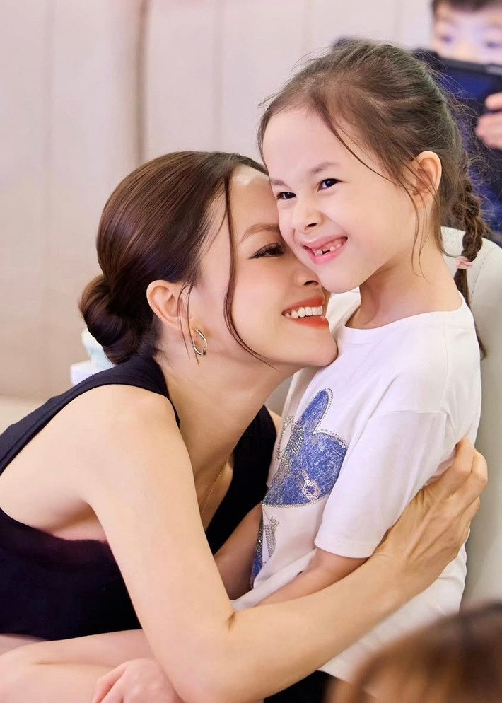 Diễn viên Lan Phương mừng sinh nhật 7 tuổi của con gái đầu lòng. Ảnh: FB Lan Phuong Nguyen