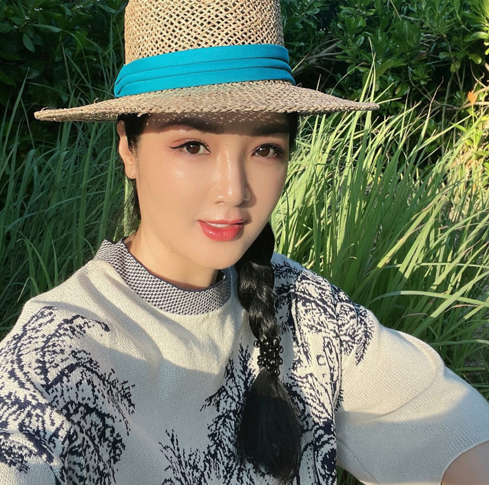 Giáng My viết: "Nắng mai nhẹ rơi trên thảm cỏ xanh mướt, như lời thì thầm đầu ngày của đất trời đang đánh thức sự sống bằng mùi bình yên vừa kịp chín''. Ảnh: FB Giáng My