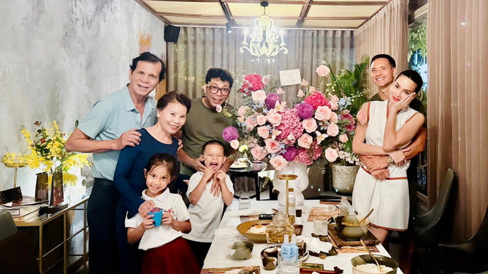 Vợ chồng Hồ Ngọc Hà cùng hai con quây quần bên gia đình, mừng sinh nhật mẹ - bà Ngọc Hương. Ảnh: FB Ngọc Hương