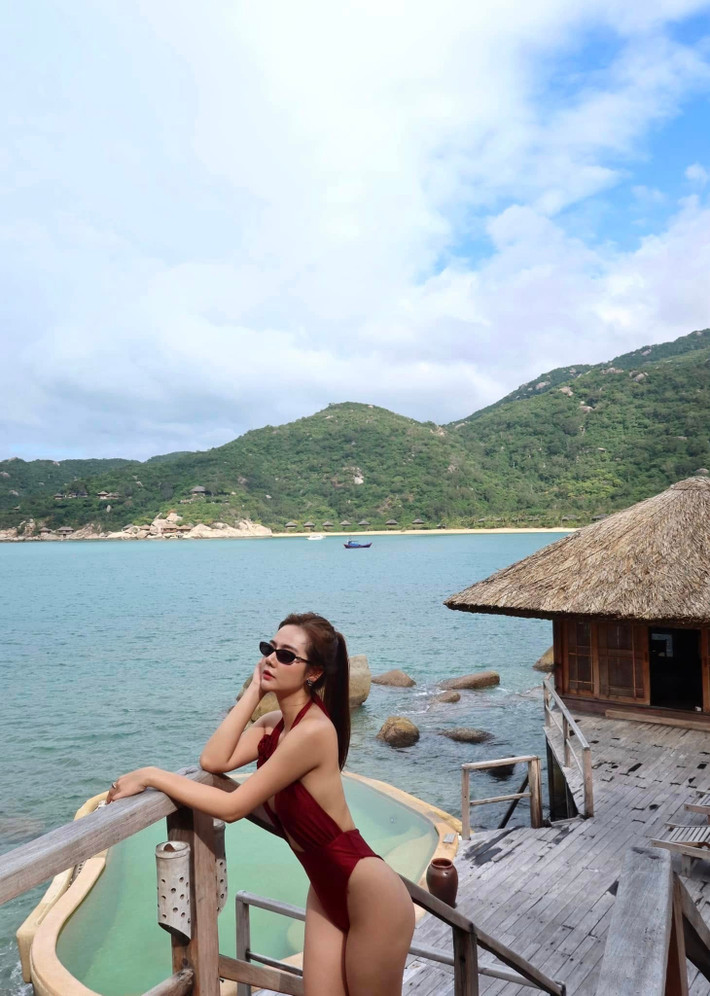 Không dừng lại ở đó, những chi tiết cắt xẻ phần ngực táo bạo cũng được cô lựa chọn khéo léo để khoe lợi thế vòng một, nhưng vẫn giữ được nét thanh lịch, tinh tế. Ảnh: FB Phan Minh Huyền
