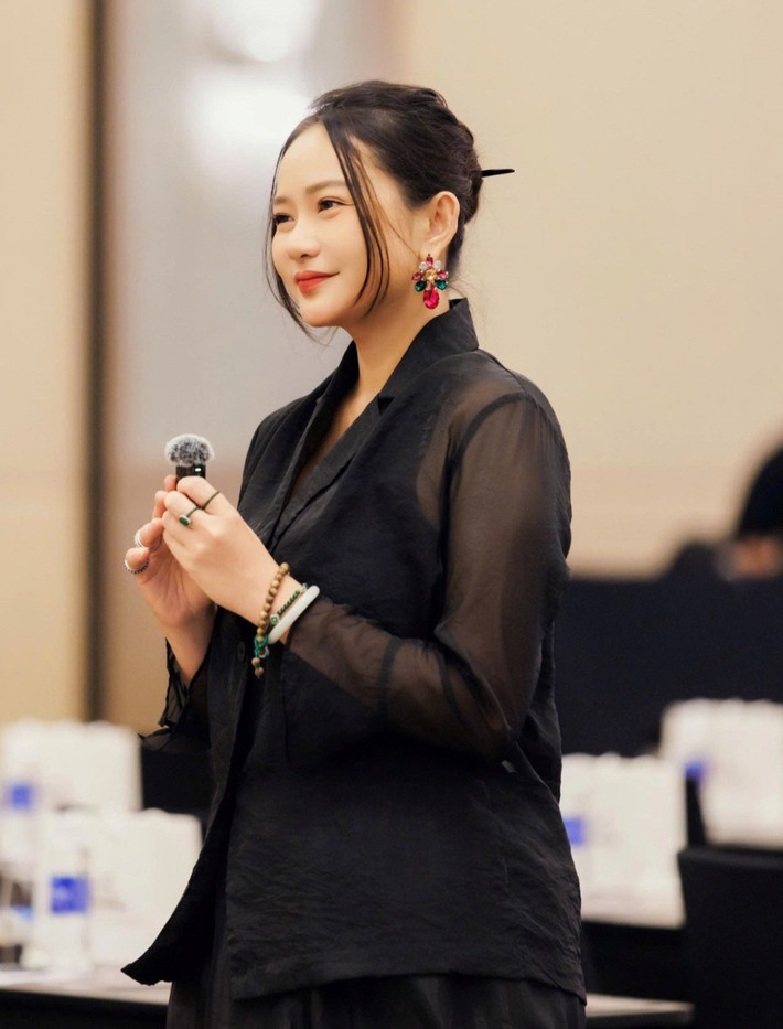 Với chiều cao 173 cm chưa kể giày cao gót, Phan Như Thảo trông cân đối dù thân hình mũm mĩm. Ảnh: FB Phan Như Thảo