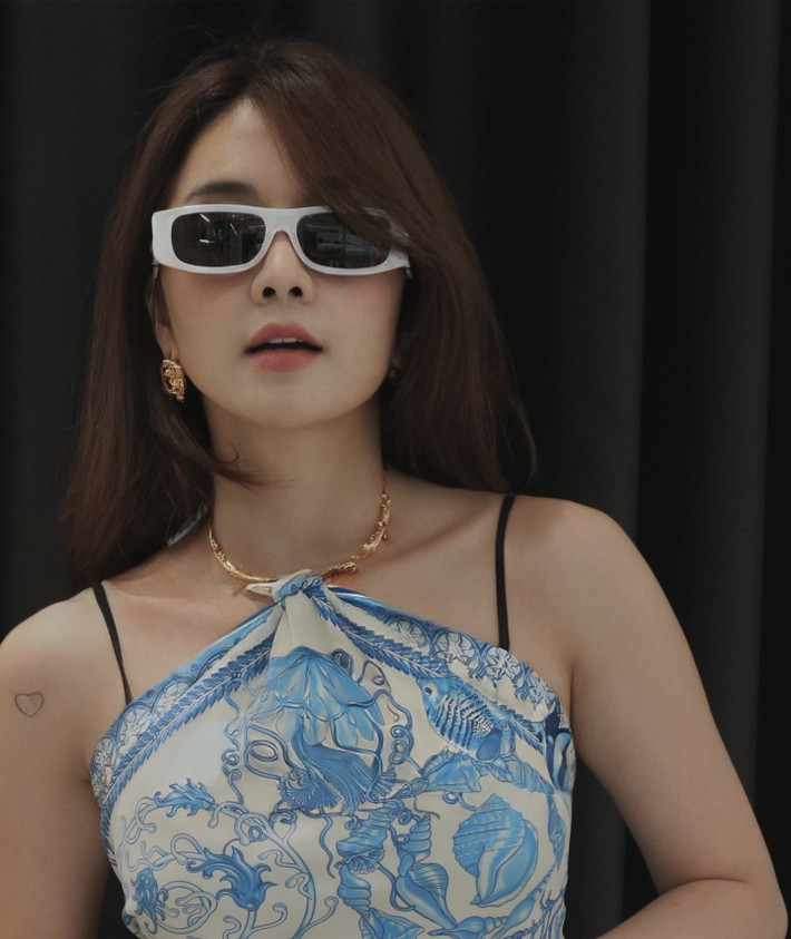 Những trang phục đi diễn, hay trang phục đời thường của nữ ca sĩ lộng lẫy nhưng cũng không kém phần gợi cảm, trẻ trung.