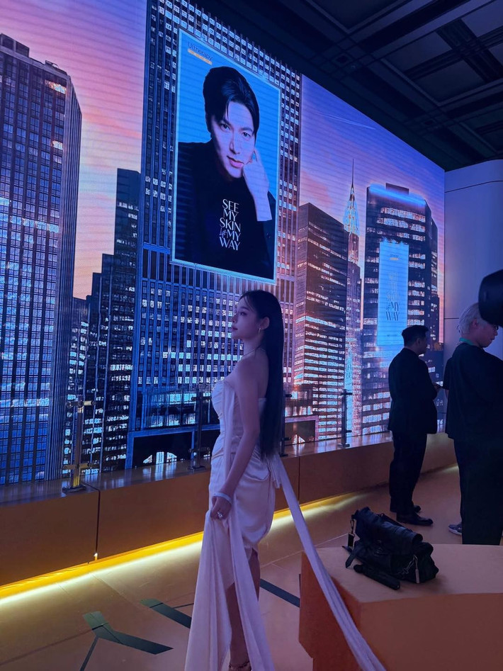 Lee Min Ho 2 lần nhìn thẳng vào ống kính máy quay của mỹ nhân Việt tươi cười và vẫy tay chào. Netizen cũng thích thú bình luận. Ảnh: FB Đặng Ngọc Huyền