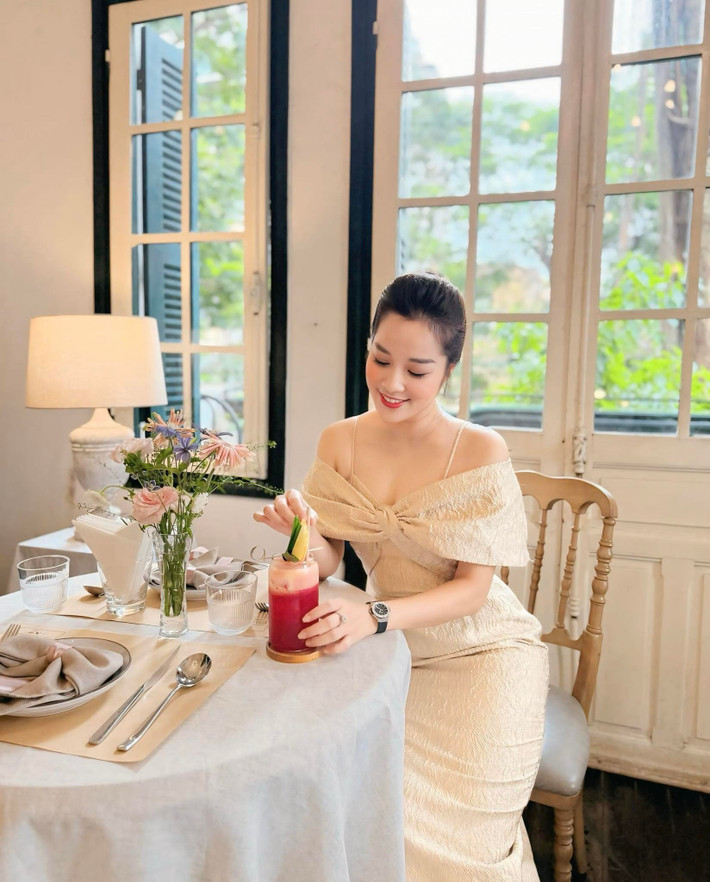 Đây không phải lần đầu tiên cô công khai những món đồ giá trị. Kín tiếng trong đời tư nên mọi động thái của Minh Hương đều nhận được sự quan tâm từ người hâm mộ.