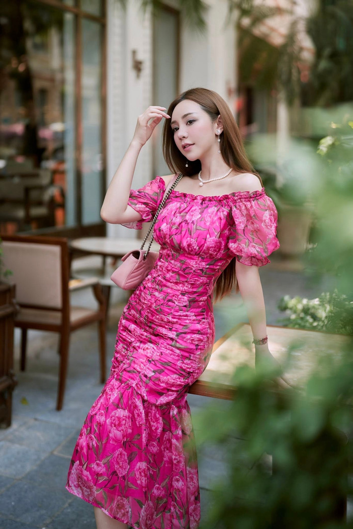 Quỳnh Kool khoe dáng với váy đuôi cá trễ vai. Ảnh: FB Quỳnh Nguyễn