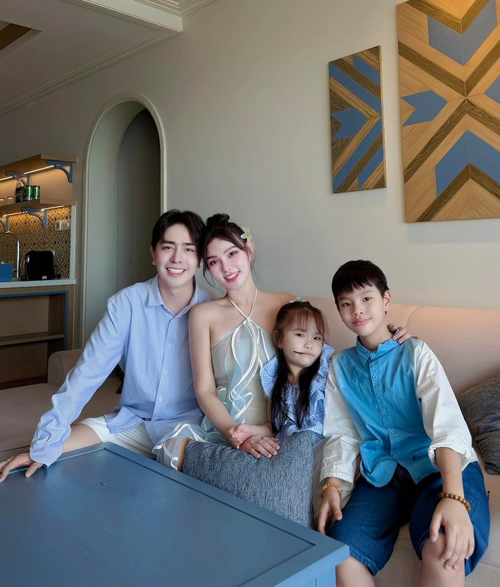 Nữ ca sĩ Thu Thủy từng có một cuộc hôn nhân với thiếu gia Hà thành nổi tiếng, và cả hai có chung cậu con trai kháu khỉnh tên Henry. Tuy nhiên, sau đổ vỡ, cô đã mạnh mẽ bước tiếp trên hành trình làm mẹ đơn thân, một mình nuôi dạy con.Tháng 7/2019, Thu Thủy tìm thấy bến đỗ mới bên doanh nhân Kin Nguyễn, người kém cô 11 tuổi.