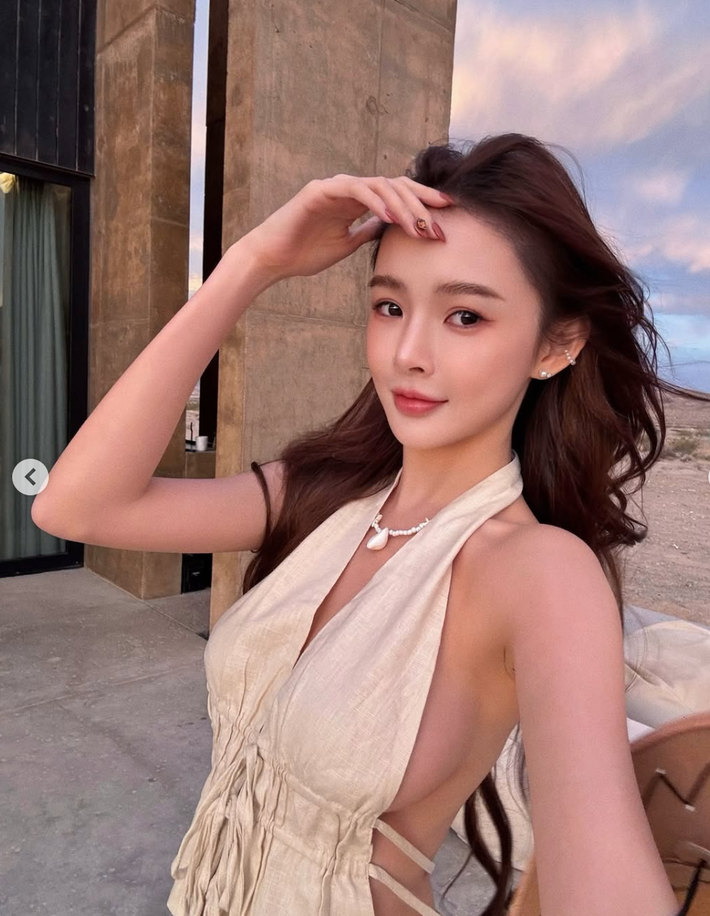 Phần áo yếm vô tình để lộ một phần vòng 1 của mỹ nhân này khiến nhiều người cảm thấy "nóng mắt".