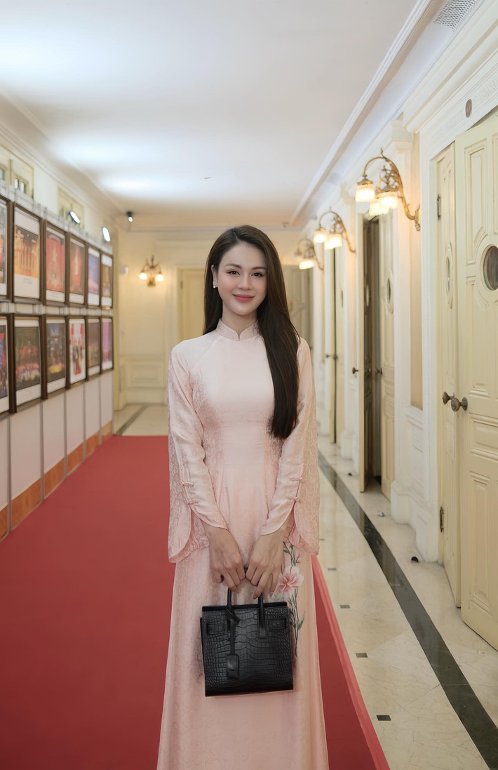 Không ít lần cô trải lòng rằng mình từng "thấy bất lực khi làm mẹ đơn thân", đặc biệt trong giai đoạn con bước vào tuổi dậy thì.