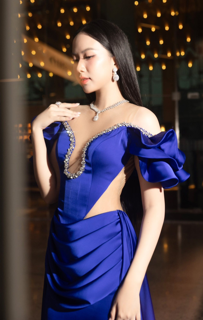 Điểm đặc biệt nhất trong cuộc hôn nhân của Phương Quỳnh chính là việc cô luôn giữ kín tuyệt đối diện mạo và danh tính của bạn đời.