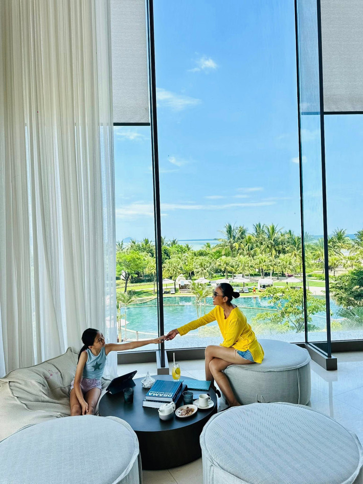 Đoan Trang chụp ảnh cùng con gái trong chuyến nghỉ dưỡng ở Hội An. Ảnh: FB Doan Trang