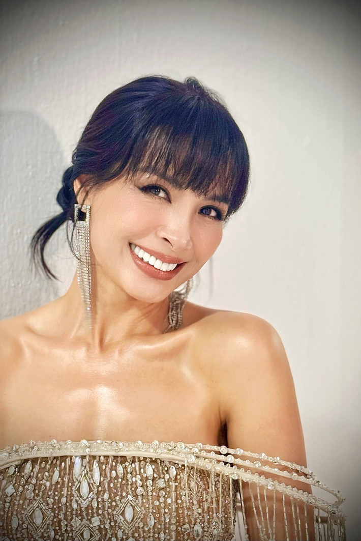 Làn da mịn màng, không tì vết cùng thần thái tự tin, sang trọng càng làm nổi bật vẻ đẹp mặn mà, cuốn hút của cựu mẫu. Ảnh: FB Bui Thuy Hanh