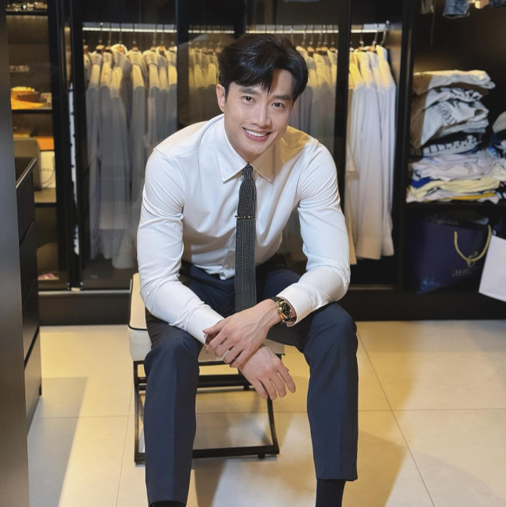Diễn viên Quốc Trường cuốn hút với áo sơ mi, quần tây đơn giản. Ảnh: FB Nguyễn Quốc Trường