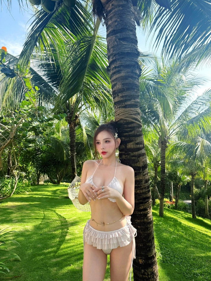 Mới đây, Thu Thuỷ nhóm Mây Trắng đã đăng tải những hình ảnh diện bikini đầy cuốn hút tại một khu nghỉ dưỡng, thu hút sự chú ý của cộng đồng mạng. Ảnh: FB Nguyễn Thu Thuỷ