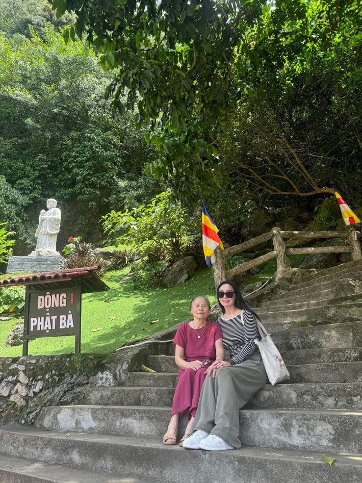 Quách Thu Phương đi chùa cùng người thân dịp cuối tuần. Ảnh: FB Quách Thu Phương