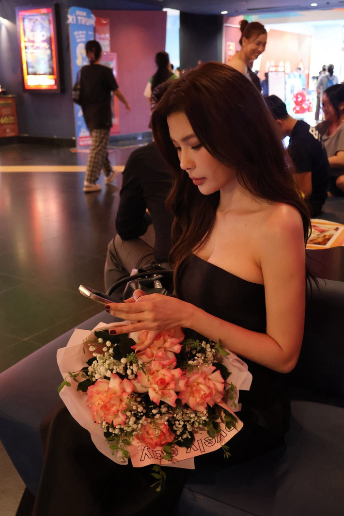 Thuý Diễm để lộ thềm ngực căng tràn khi diện váy cúp ngực. Ảnh: FB Nguyễn Ngọc Thuý Diễm