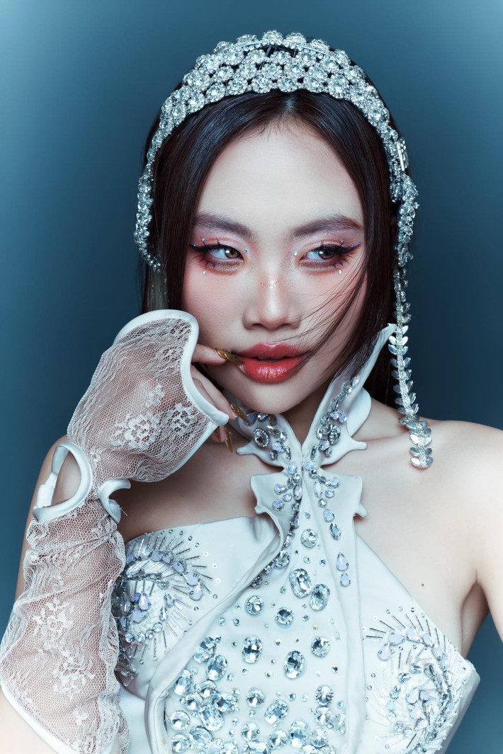 Nữ ca sĩ sinh năm 2003 giờ đây sở hữu làn da trắng sáng, gương mặt thon gọn, các đường nét trở nên hài hòa và cuốn hút hơn. Ảnh: FB Phương Mỹ Chi