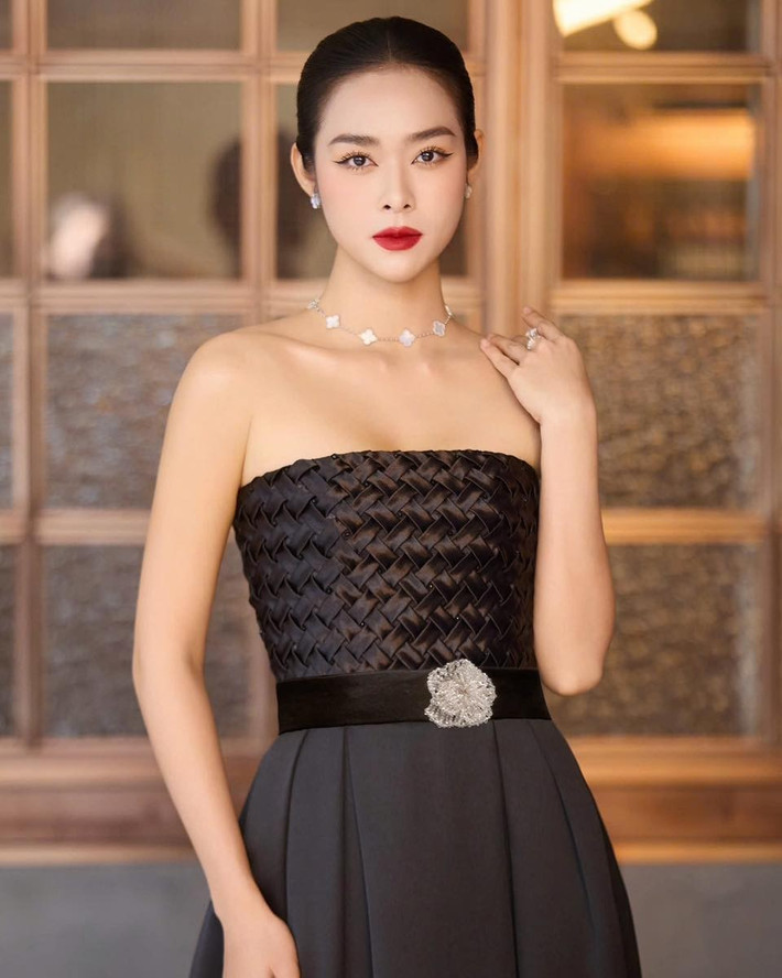 Từng bước đi lên từ những vai nhỏ, Diệp Bảo Ngọc ngày càng cho thấy sự trưởng thành trong từng biểu cảm, ánh mắt và thoại. Cô có khả năng hoá thân linh hoạt vào nhiều dạng vai, từ tiểu thư sang chảnh, cô gái đanh đá đến người phụ nữ bất hạnh, nghèo khó.
