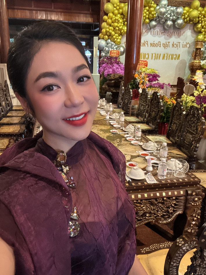 Nhờ vóc dáng cân đối, Hà Thanh Xuân tự tin "biến hóa" hình ảnh với nhiều kiểu trang phục, khi sexy, phóng khoáng, lúc thanh lịch, kín đáo.