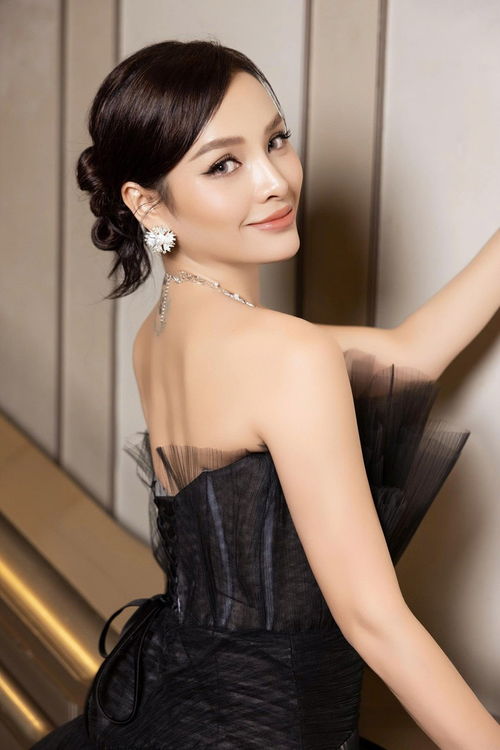 Mới đây, Phương Trinh Jolie gây sốt mạng xã hội khi tung ra loạt khung hình "xịn đét" trên trang cá nhân.