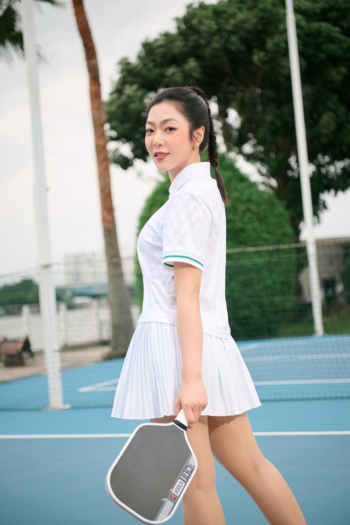 Trong trang phục thể thao năng động, giọng ca hải ngoại nổi bật với vóc dáng thon gọn, làn da căng mịn và gương mặt rạng rỡ không tì vết. Ảnh: FB Hà Thanh Xuân