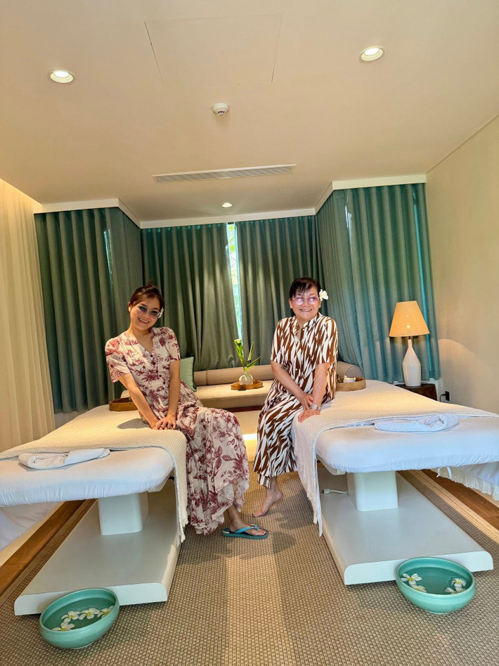 Ca sĩ Thanh Ngọc rủ mẹ đi spa. Ảnh: FB Thanh Ngoc LeHoa hậu Kỳ Duyên xuống phố với "cây" hàng hiệu.