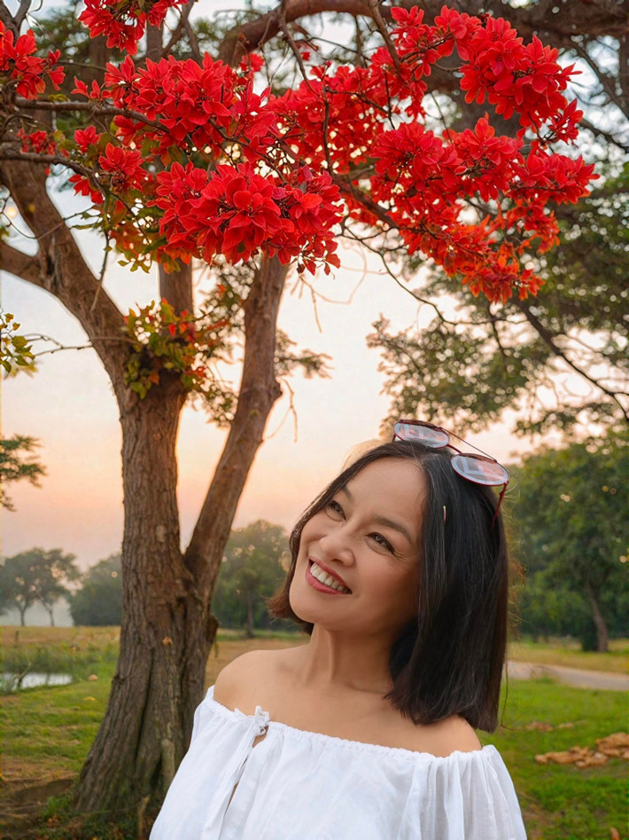 Diễn viên Tú Oanh khoe nhan sắc rạng ngời dưới ánh nắng. Ảnh: FB Oanh Le Tu