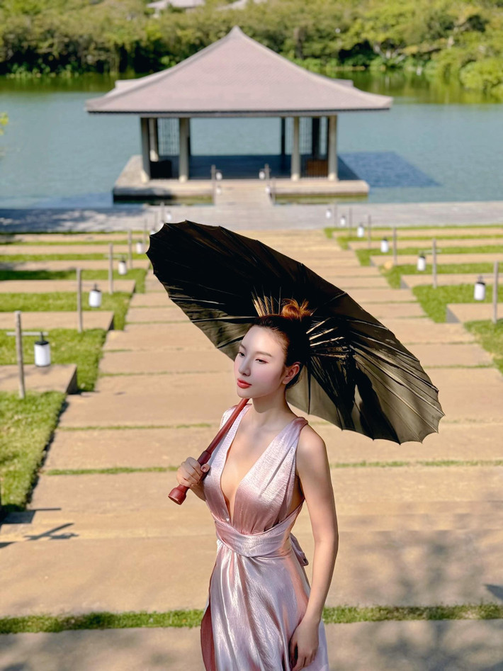 Hạnh Sino được biết đến là nữ ca sĩ không ngại thử nghiệm các phong cách thời trang khác nhau, từ nhẹ nhàng, nữ tính đến cá tính, quyến rũ. Ảnh: FB Hạnh Sino