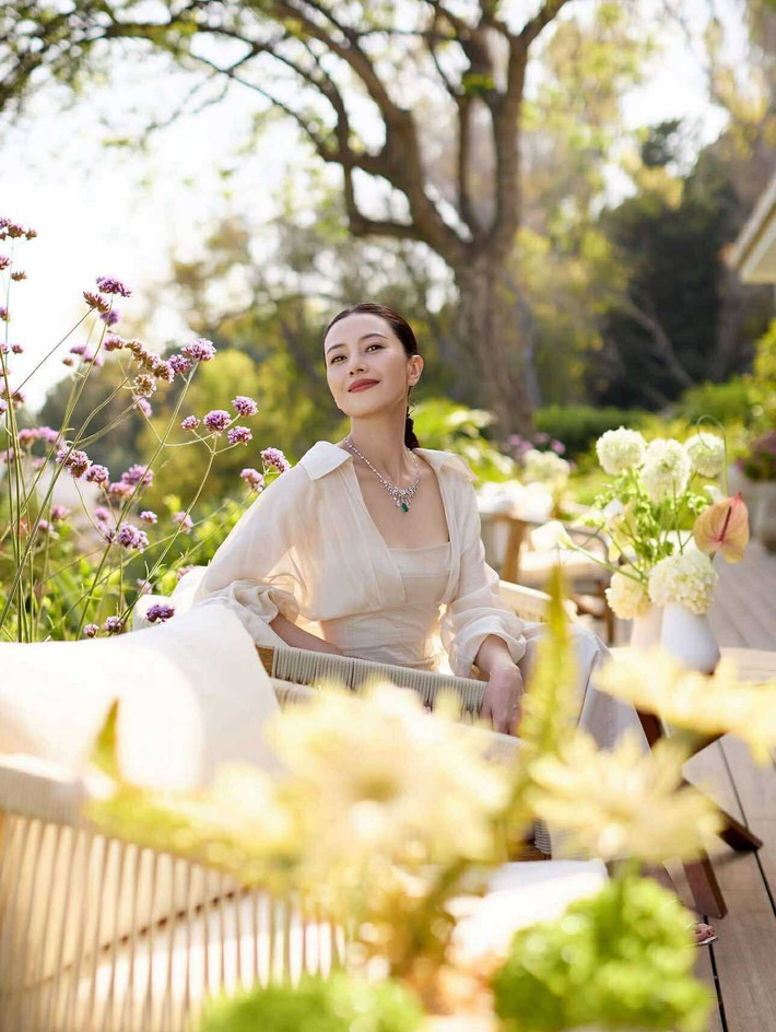 Hiện tại, cô thường vắng bóng trên màn ảnh và trở thành người vợ, người mẹ tốt. Bên cạnh đó, công việc kinh doanh của người đẹp xứ Trung cũng rất thành công.