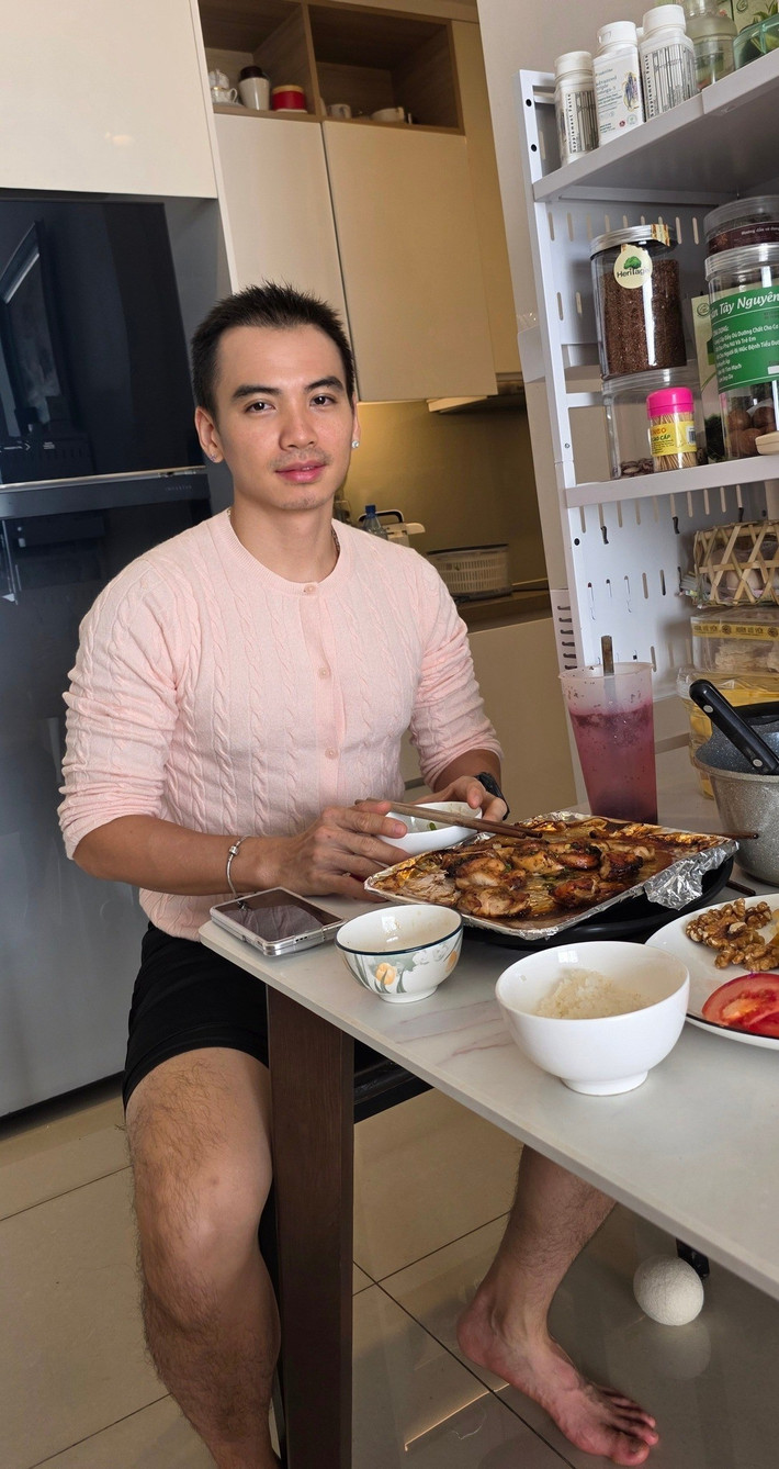 Hoa hậu H'Hen Niê đăng ảnh hài hước khi chồng mặc áo của vợ. Ảnh: FB H'Hen Niê
