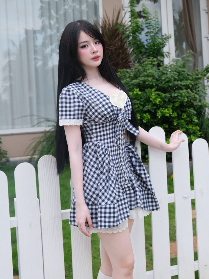 DJ Mie mặc váy với thiết kế trẻ trung như học sinh. Ảnh: FB DJ Mie