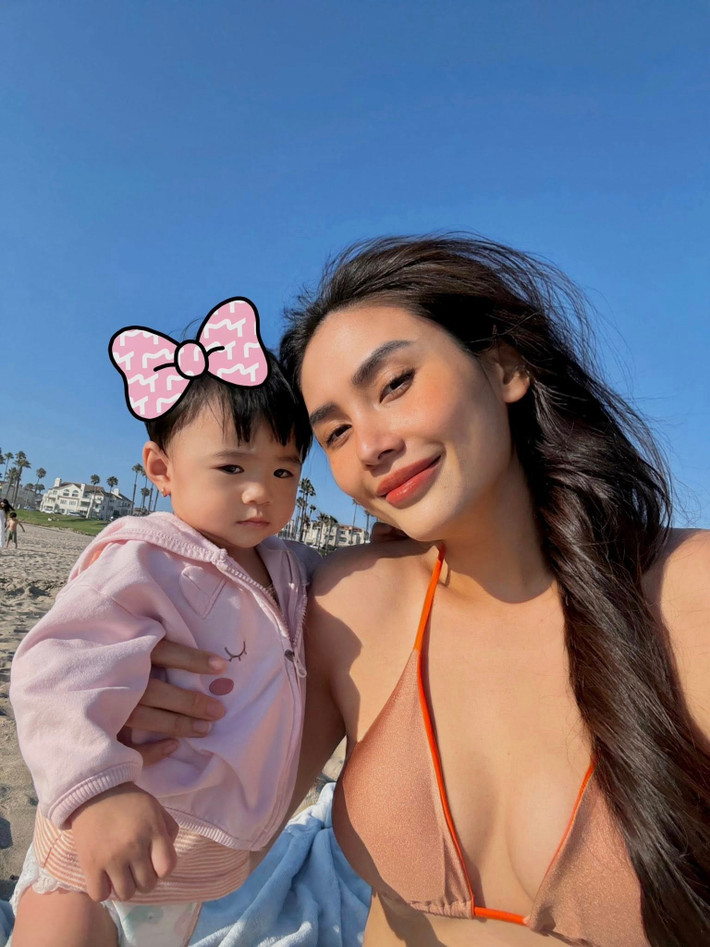 Cô diện bikini kết hợp quần sooc jeans ngắn cũn táo bạo, tạo dáng khoe thân hình thon gọn đến khó tin trên bãi biển. Ảnh: FB Võ Hoàng Yến