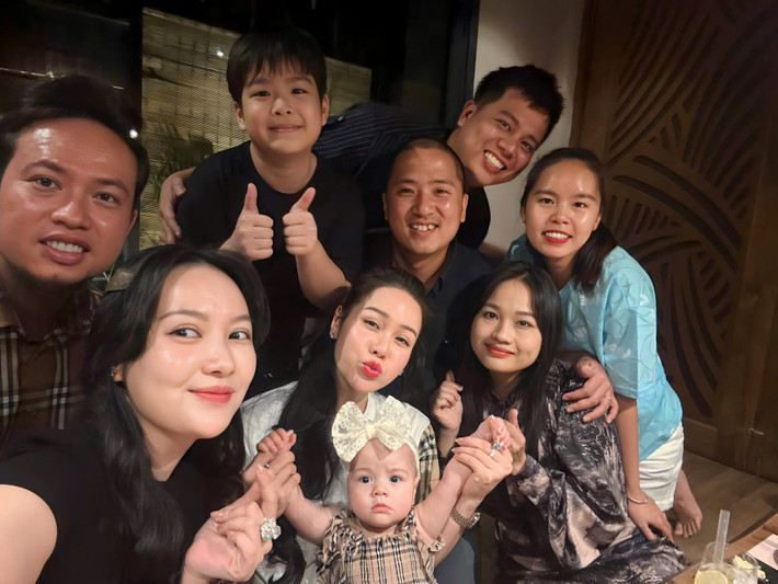 Ca sĩ - diễn viên Nhật Kim Anh hạnh phúc đón tuổi mới bên gia đình, người thân và bạn bè. Ảnh: FB Nhật Kim Anh
