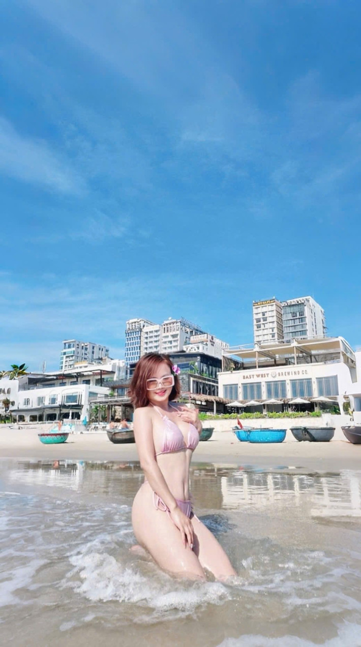 Diễn viên Đào Hoàng Yến diện bikini tạo dáng trên biển. Ảnh: FB Đào Hoàng Yến