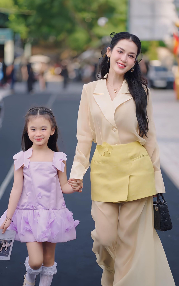 Tin tức sao Việt 8/8: Diễn viên Tú Vi khoe hình ảnh sánh bước cùng ái nữ. Ảnh: FB Lê Tú Vi