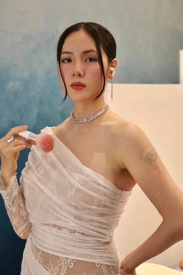 Ca sĩ Phương Linh cho biết cô phải tự trang điểm, làm tóc khi đi diễn xa. Ảnh: FB Tran Phuong Linh