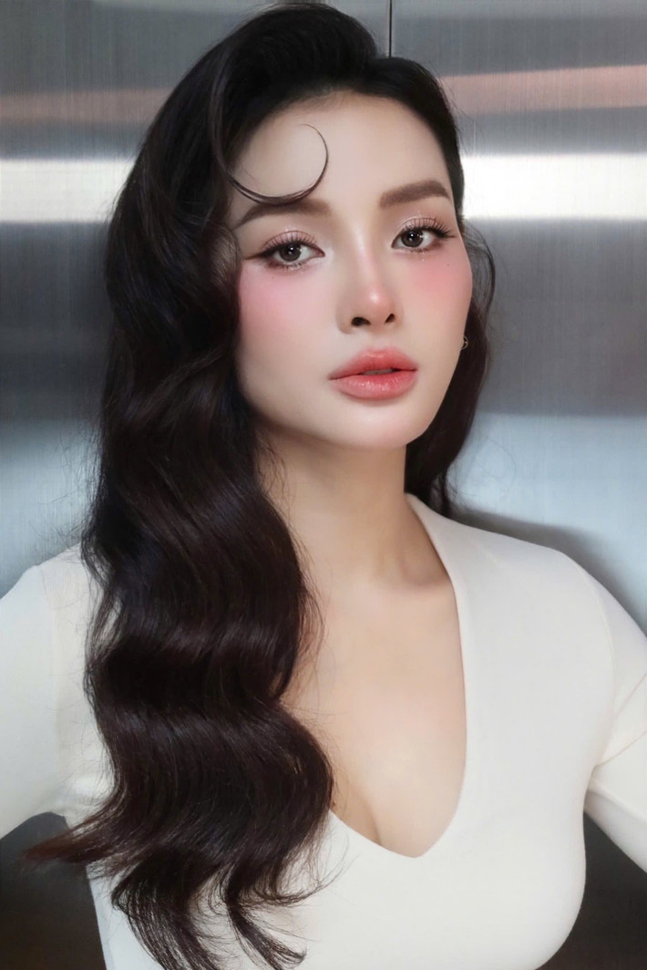 "Thanh xuân không phải là tuổi trẻ, mà là thần thái. Đẹp không phải để ai ngắm, mà để nhắc mình chưa từng bỏ rơi chính mình!", Phương Trinh Jolie chia sẻ. Ảnh: FB Phương Trinh Jolie