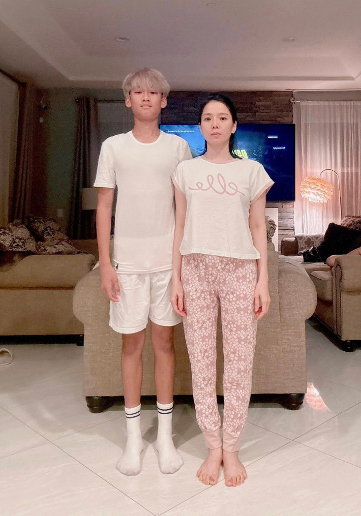 Ca sĩ Lệ Quyên đo chiều cao với con trai. Ảnh: FB Lệ Quyên