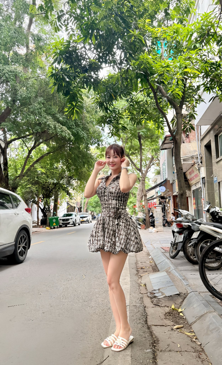 Diễn viên Thanh Hương diện váy ngắn trẻ trung xuống phố. Ảnh: FB Nguyen Thanh Huong