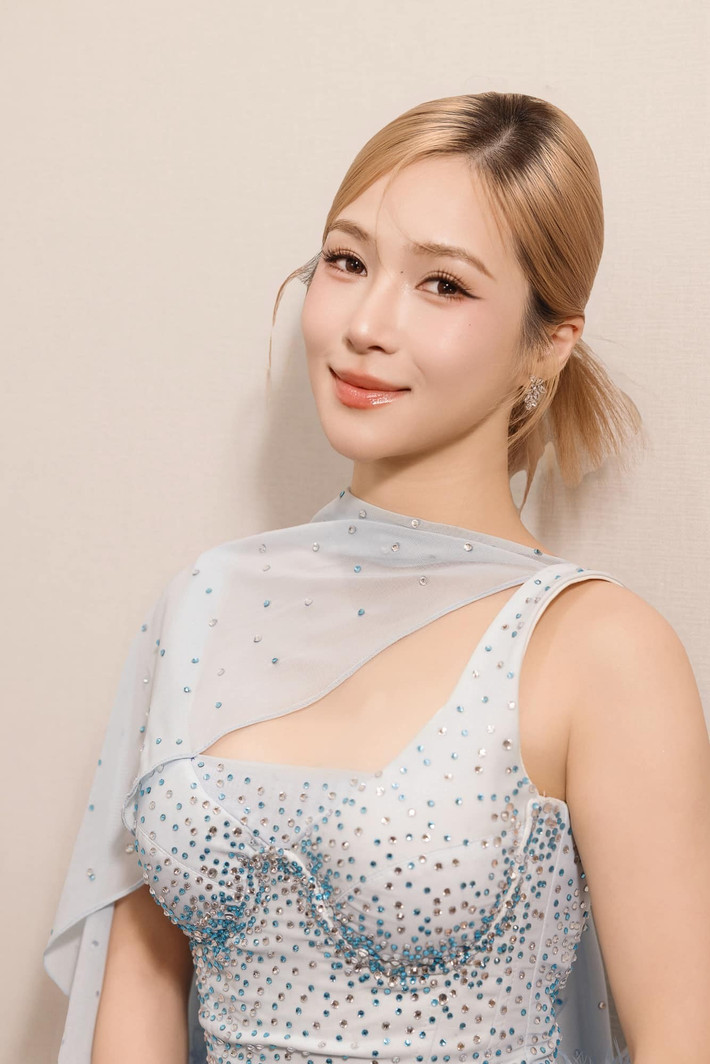 Thậm chí khi mặc trang phục sang trọng hơn để diễn ở sân khấu, Hương Tràm vẫn trẻ trung bất ngờ nhờ kiểu trang điểm nhẹ nhàng. Ảnh: FB Hương Tràm Phạm