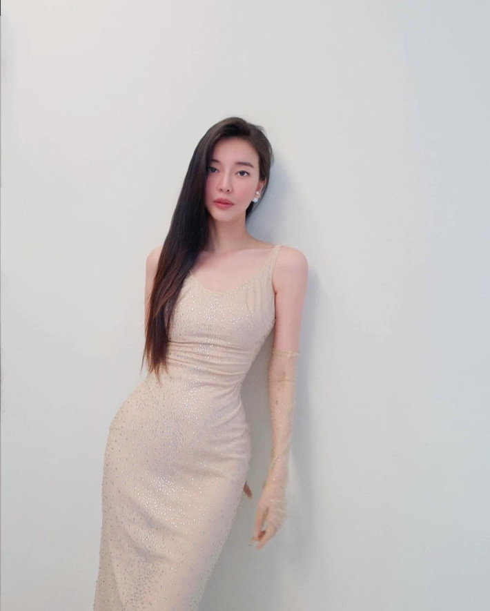 Nếu như trước đây, người đẹp 35 tuổi chuộng trang phục gợi cảm thì ở hiện tại, cô ưu tiên những thiết kế đơn giản nhưng không kém phần quyến rũ. Ảnh: FB Cao Thái Hà