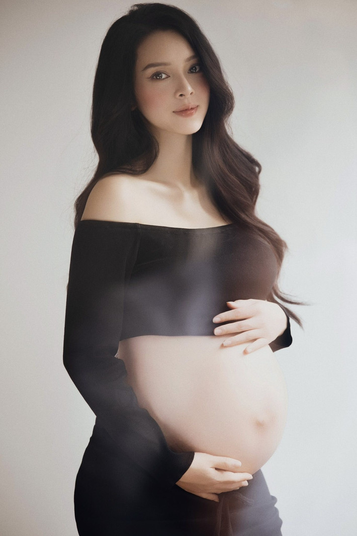 Trong loạt ảnh mới được chia sẻ, Quỳnh Lương chọn trang phục màu đen đơn giản, giúp tôn lên vóc dáng đầy đặn và phúc hậu của mẹ bầu. Ảnh: FB Lương Quỳnh