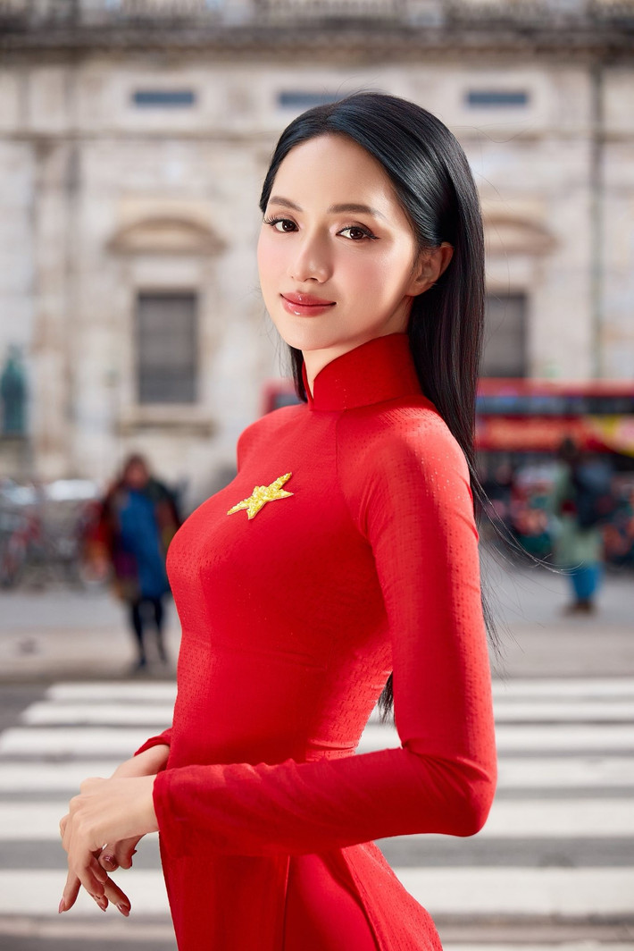 Điểm nhấn đặc biệt và ý nghĩa nhất trên trang phục chính là hình ảnh ngôi sao vàng năm cánh nổi bật được đính kết tinh tế ngay trên ngực áo.
