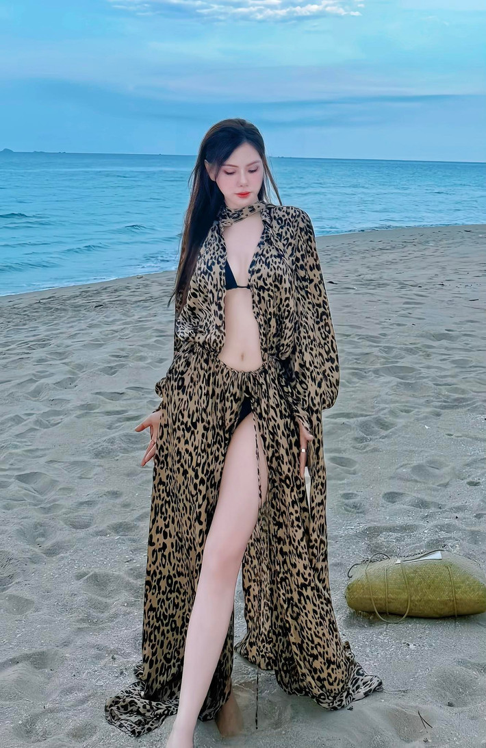 Ca sĩ Thu Thủy thường xuyên mặc đồ tắm hở bạo để tôn vóc dáng quyến rũ như chưa từng sinh nở. Ảnh: FB Nguyễn Thu Thuỷ