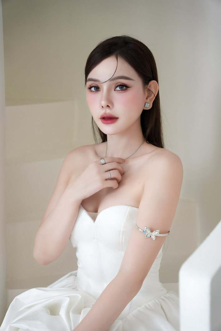 Ca sĩ Thu Thuỷ đăng tải hình ảnh khoe cận gương mặt được trang điểm sắc sảo. Ảnh: FB Nguyễn Thu Thuỷ